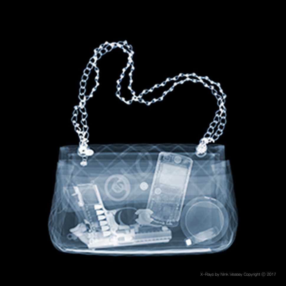 〈Chanel Packing Heat〉, 2015 ©Nick Veasey