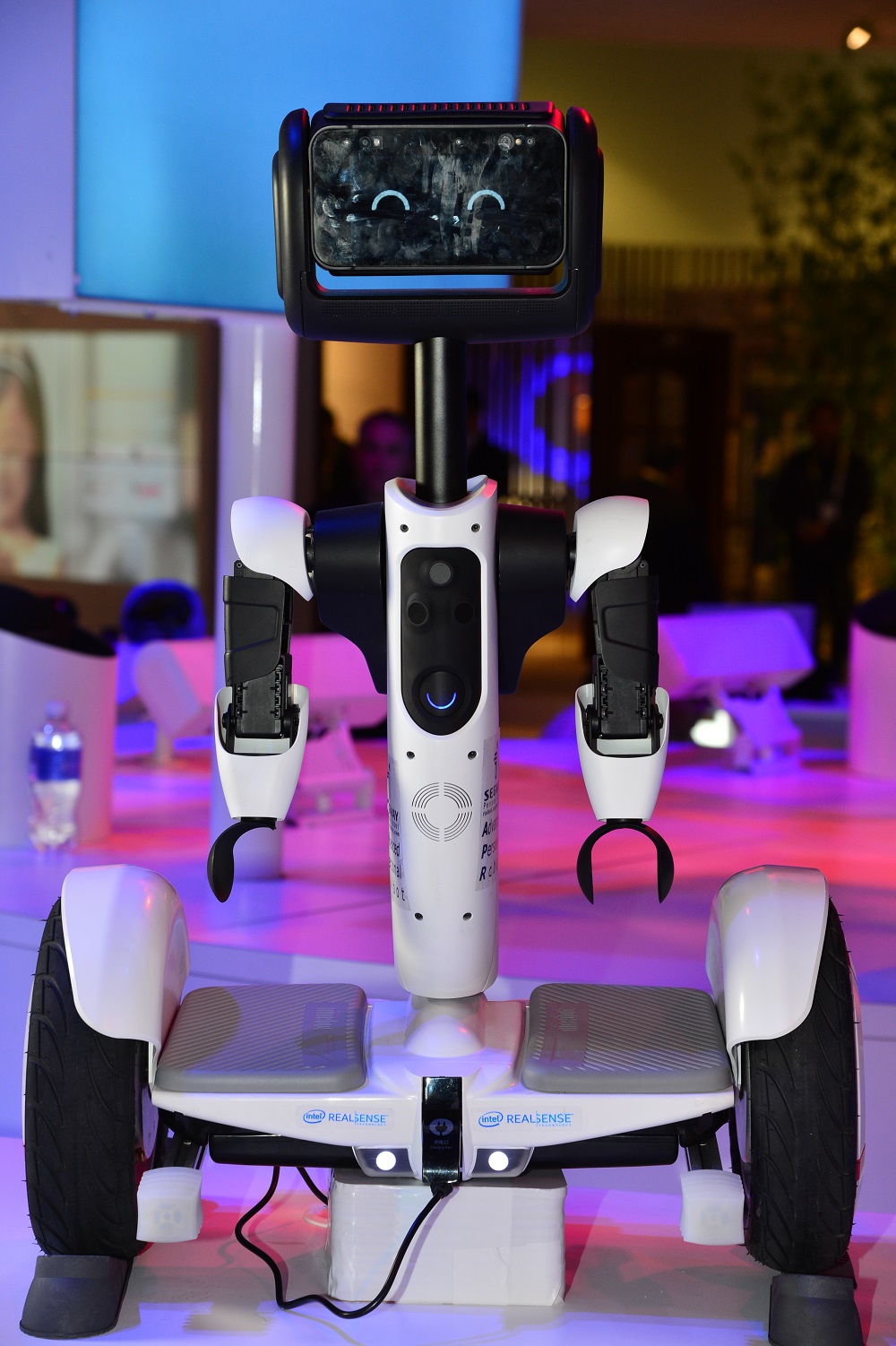 CES 2016에서 선보인 세그웨이 1인용 전동 휠은 순식간에 생활로봇으로 트랜스포밍 되어 선보였다. 