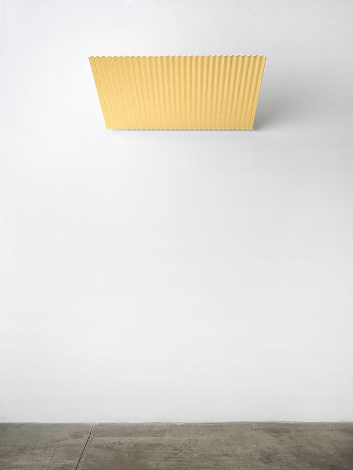 Ann Veronica Janssens, Canicule # 2 , Aluminum, gold leaf, 100x80x2cm, 2016(사진제공: 소피스 갤러리)