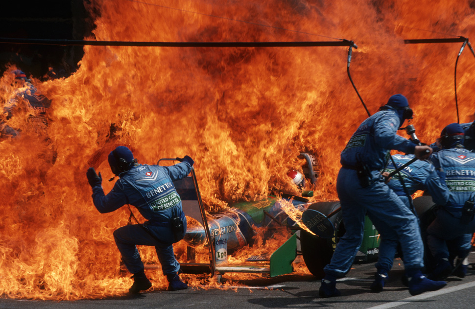 독일 호켄하임 F1 경기 중 차에 화재가 났다. 아서 틸(Arthur Thill), Narrow Escape, Fire Incident in Hockenheim, German F1 Grand Prix, 1994, Courtesy of the artist/ATP Photo Agency