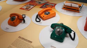 정보는 오렌지색 - 주황색은 어떻게 1960~70년대 커뮤니케이션의 색이 되었나?