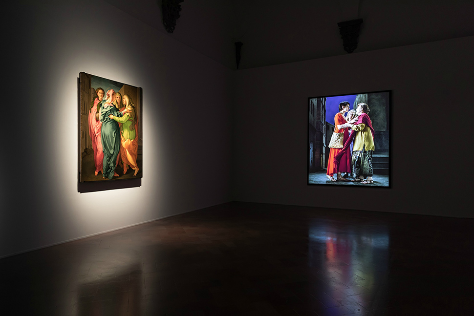 폰트로모의 〈섬모 마리아의 성 엘리사벳 방문〉(1528-29)과 빌 비올라의 〈인사(The Greeting)〉(1995).
