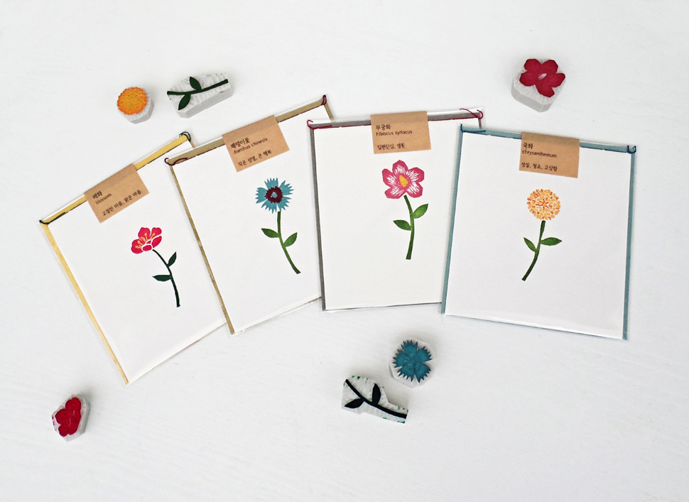 작가는 우리 주변에서 쉽게 볼 수 있는 꽃과 식물들을 모티브로 한땀 카드를 디자인한다. 