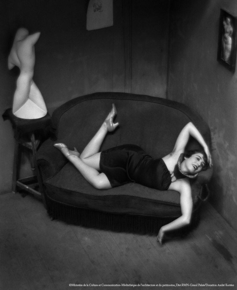 〈풍자극 무용수(Satynic Dancer)〉, 1926 - 신체 왜곡에 관심이 많았던 케르테츠는 어려운 자세를 취한 무용수나, 거울을 이용한 왜곡된 신체를 촬영했다.