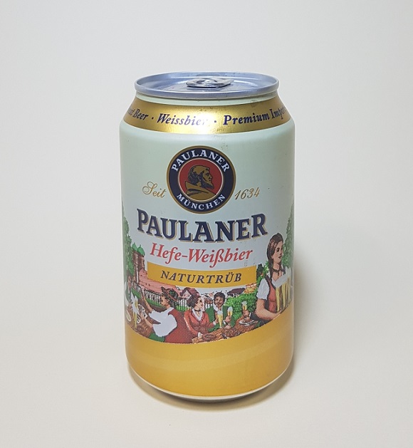 파울라너 헤페 바이스비어(PAULANER Hefe-Weissbier). 독일 뮌헨을 대표하는 6대 맥주 회사 중 하나인 파울라너의 맥주다. 테이블에 앉아 맥주를 마시는 사람들, 맥주를 서빙하는 소녀의 일러스트에서 이 맥주의 특징으로 꼽히는 부드러운 거품의 맥주맛을 엿본다. 