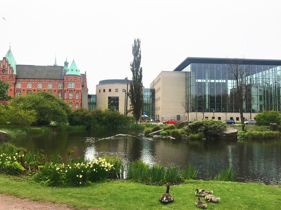 말뫼 시립도서관(Malmo city library). 좌측의 캐슬과 우측의 스퀘어를 이어주는 실린더 건물로 구성되어 있다.