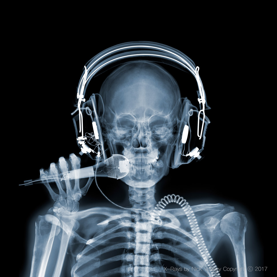 〈DJ〉, 2003 ©Nick Veasey