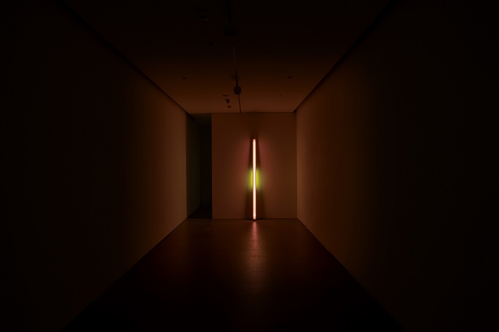 〈Untitled, 무제〉, 1969, Pink and yellow fluorescent light 243.8 x 10.2 x 25.4 cm ⓒ 롯데뮤지엄
