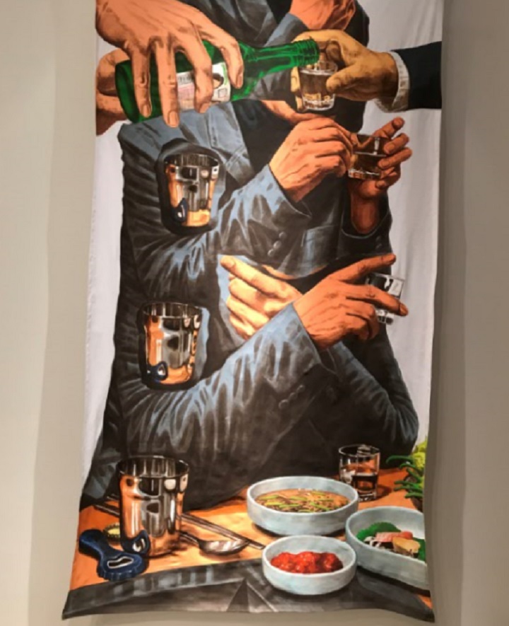 선생님의 손과 옷 주름 그리고 빈 컵 2017, 천 위에 아크릴릭 과슈, 젯소, 210x105cm