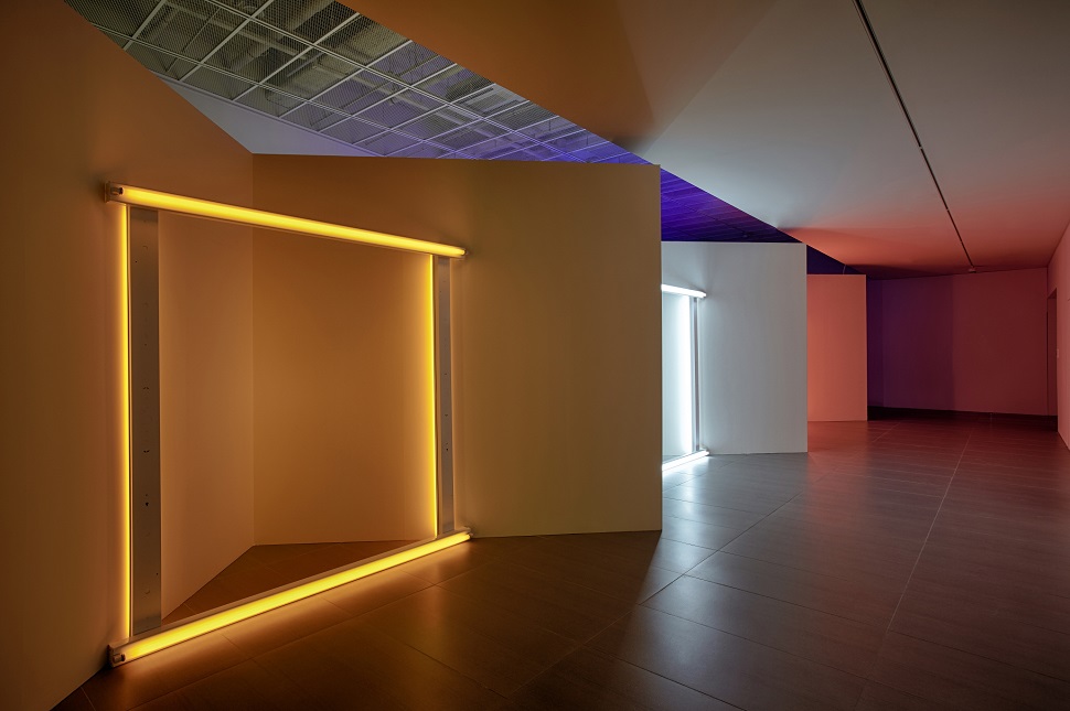 전시장 전경. (좌)〈Untitled (to Christina and Bruno), 무제(크리스티나와 브루노에게)〉, (우)〈Untitled (to Barbara and Joost), 무제 (바바라와 요스트에게)〉, 1966, 1971 ⓒ 롯데뮤지엄