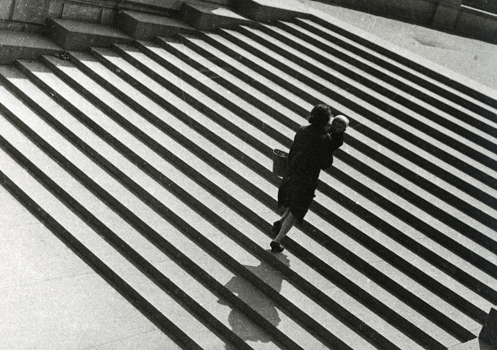 〈Stairs〉, 1929, Gelatin Silver Print mounted on archival paper, printed 1994