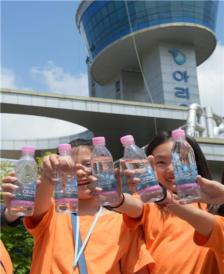 서울시 수돗물 아리수의 물병이 새로운 라벨 디자인으로 산뜻하고 화사해졌다.(사진제공: 서울시)