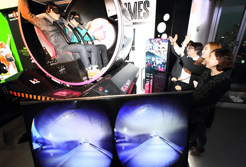 서울 동대문 K-live에 구축된 GiGA VR 체험존에서 관람객이 원형 어트랙션을 체험하고 있다. (사진제공: KT)