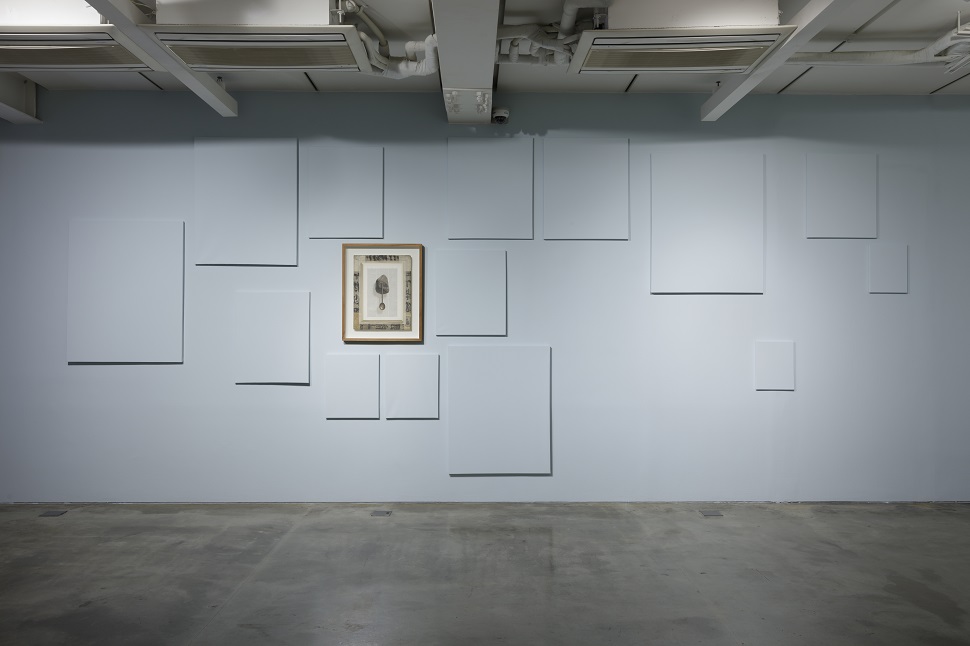 클로드 루토(Claude Rutault), Definition / Method 131. Surrounding the painting, 1973 / 1981, Paint on frames, Variable dimensions, *Philippe Tirault 소장품 중 고영훈 작가 작품 사용. Collection FRAC Auvergne © SongEun Art and Cultural Foundation and the Artist. All rights reserved.