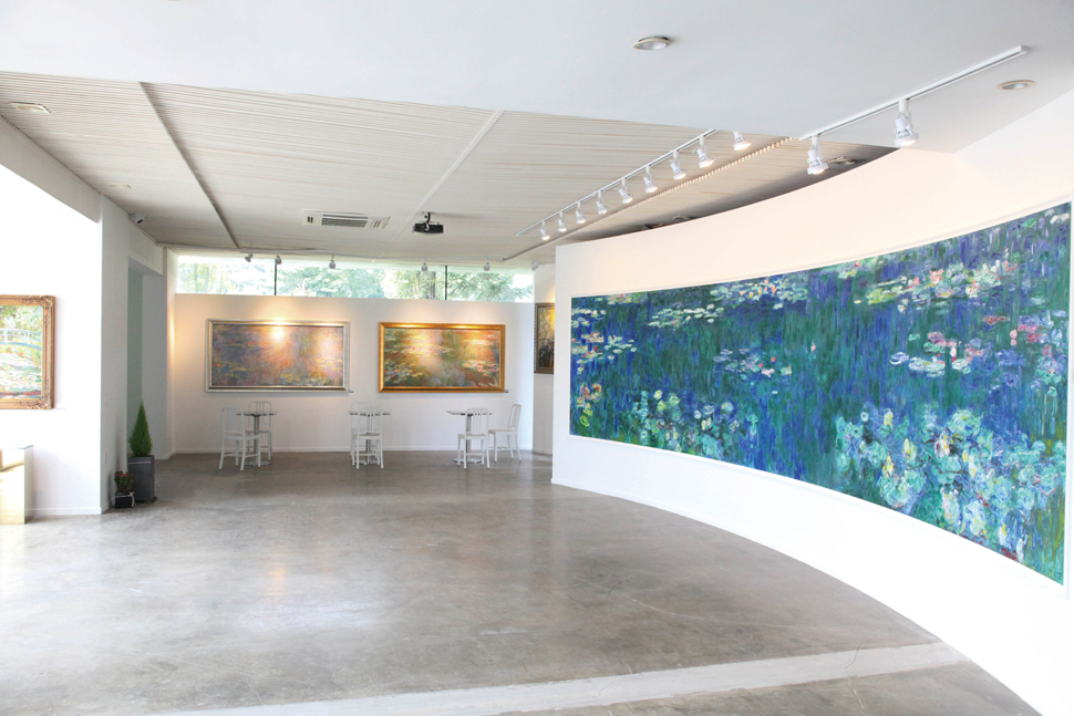 모네의 수련 연작이 전시되어 있는 1층에는 메인 작품으로 모네의 〈수련 : 초록그림자〉 작품이 관람객들의 시선을 압도한다.