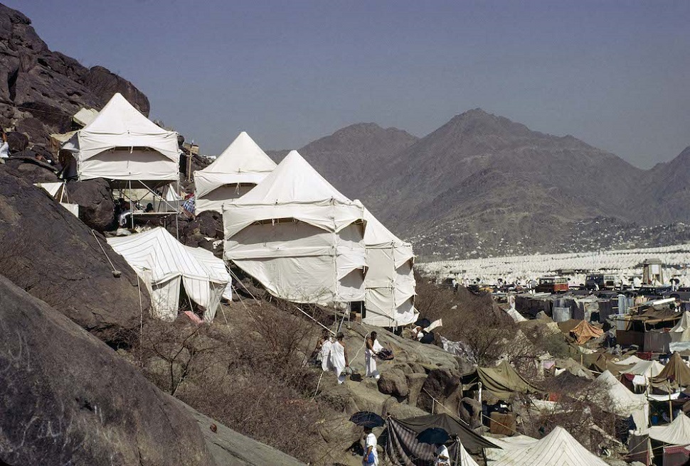 사우디 아라비아 메디나 근처 순례자를 위한 미나 마을의 숙소용 텐트촌 © 1981 Hajj Research Center / Bodo Rasch Archive.