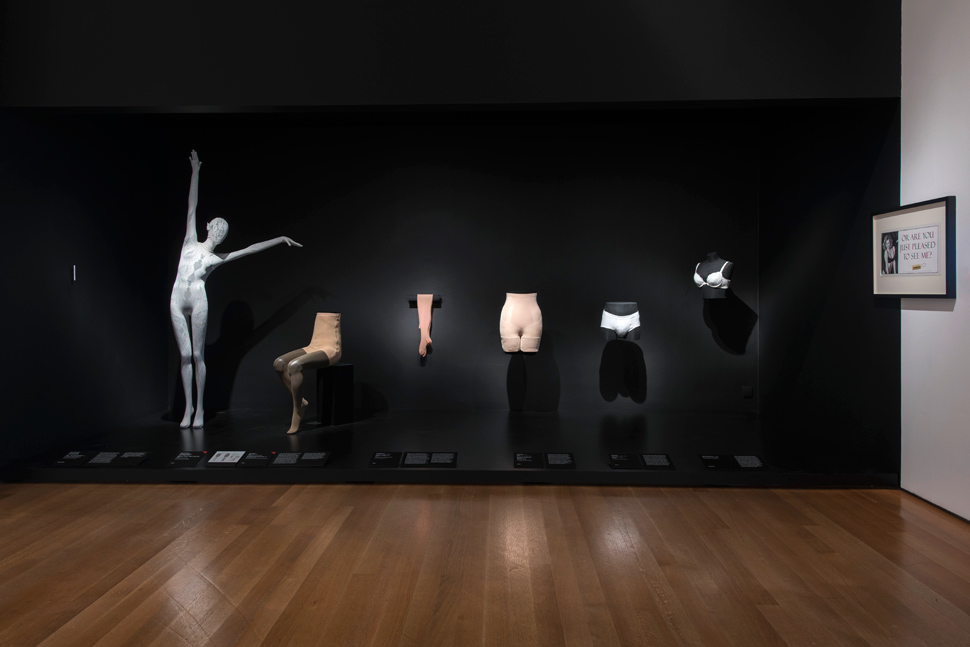 속옷만큼 기능성이 돋보여야 하는 패션 아이템은 없다. 심지어 성(性), 개인의 취향, 미학 등 다양한 의미들이 섞인다. ©2017 The Museum of Modern Art. (Photo: Martin Seck)