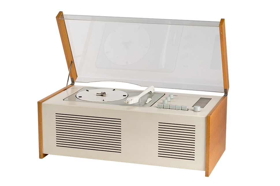 “Phonosuper SK 5, Schneewittchensarg”, Hans Gugelot, Dieter Rams, Max Braun oHG, Frankfurt a .M. (DE), 1958, ⓒ MAKK, Foto: RBA Köln, Marion Mennicken