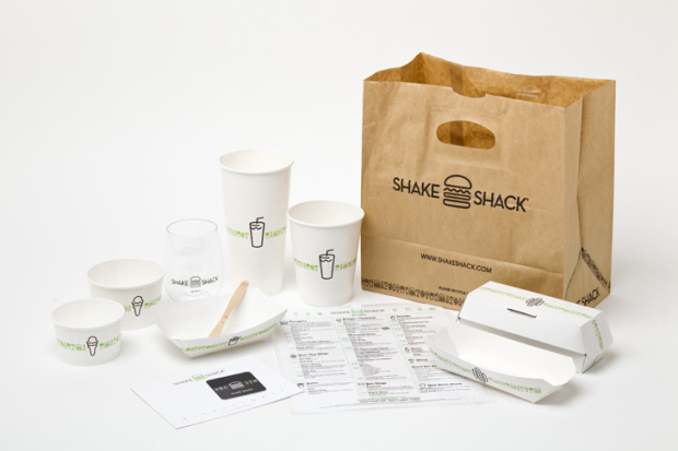 Shake Shack의 다양한 재활용 페이퍼백 패키지. 애견을 위한 핫도그도 판매해 Animal Lover 뉴요커들로부터 사랑받고 있다. 