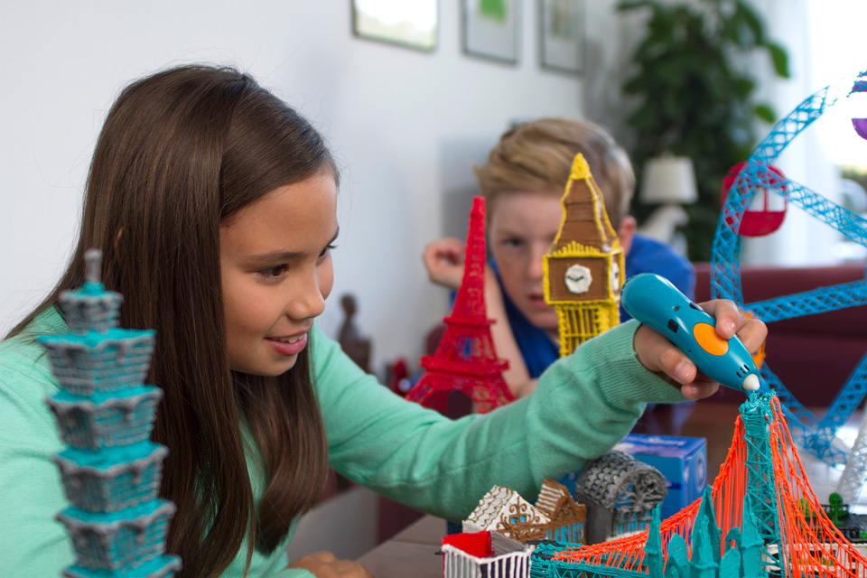 3Doodler Start는 인체에 무해한 에코두들스틱을 압출하여 어린이들도 쉽고 안전하게 입체형상을 만들 수 있다. (사진제공: 에일리언테크놀로지아시아)
