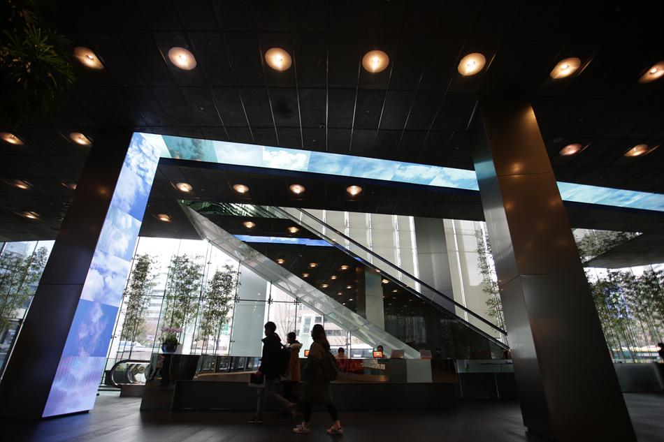 〈Cloud Face - Real Time〉(2015), Ceiling 30,300 x 1,280mm, Pillar(4ea) 1,024 x 6,144mm, LED panel, camera, computer, Dlib and internet