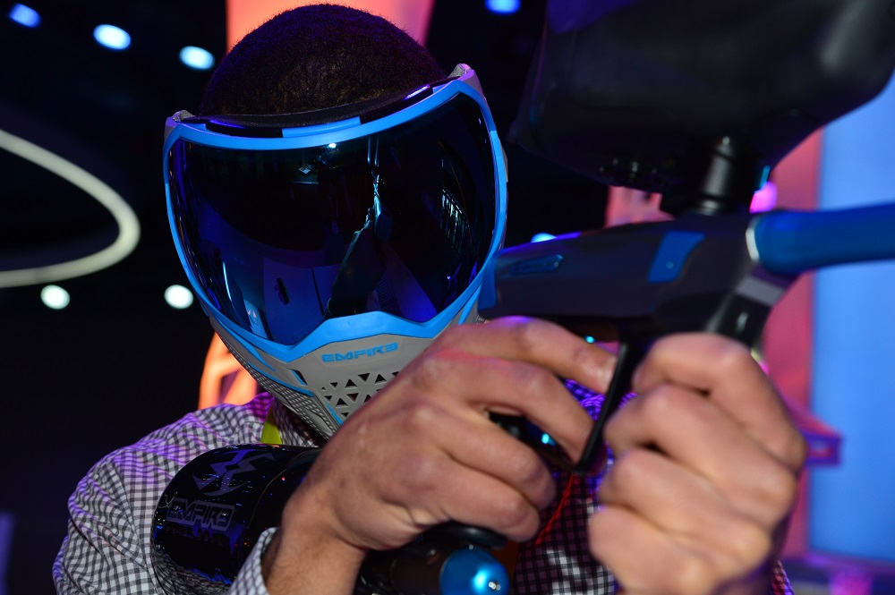 스마트 헬멧, 몰입형 엔터테인먼트가 이제 기술로 구현된다. paintball gamer wears Recon Instruments goggles 