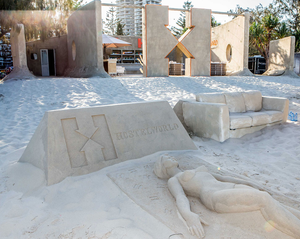 샌드호스텔은 모래 조각 챔피언 데니스 마소우드의 작품을 볼 수 있는 기회이기도 하다. (사진 제공: 호스텔월드 코리아)