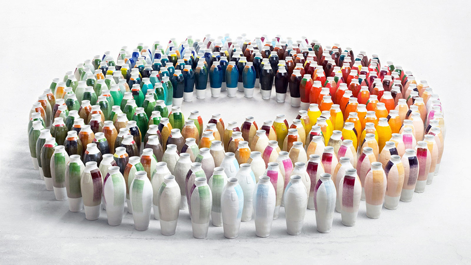 Coloured Vases (Serie 3), Serie aus 300 unterschiedlichen Vasen, 2010, Porzellan, 41x∅16cm, Hella Jongerius /Jongeriuslab,  Foto: Gerrit Schreurs