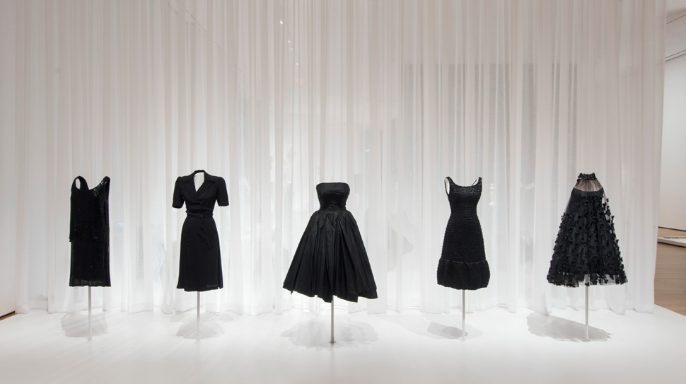 블랙 드레스라고 해도, 다 똑같은 드레스가 아니죠. ©2017 The Museum of Modern Art. (Photo: Martin Seck)
