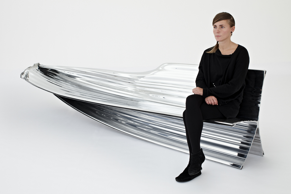 익스트루전, 2009 (Extrusions; front view of Extrusions bench. image credit: Peter Mallet)
매끈한 좌석 부분과 비정형적인 좌석 부분이 공존하는 독특한 이 벤치는 고온 가열되어 물러진 금속을 금형 틀에 통과시키는 압출성형 기법을 사용하였다.