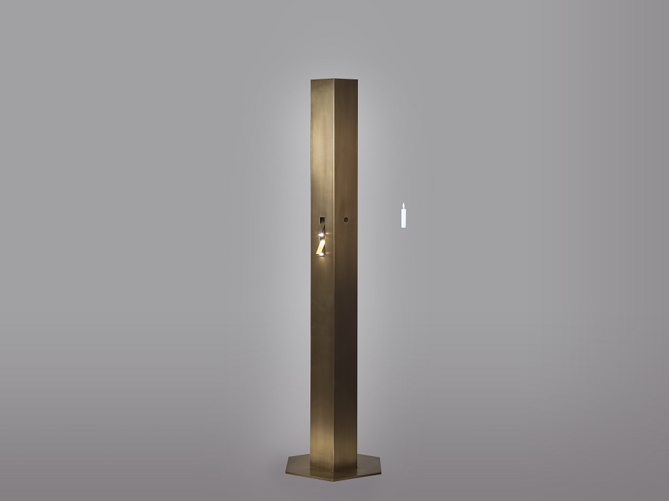 Aurora / floor lamp, 2016, hammered bronze, 25x25x178cm, Design by Kim Paik Sun, Manufactured by PROMEMORIA, Photo by Daniele Cortese (사진제공: 학고재)