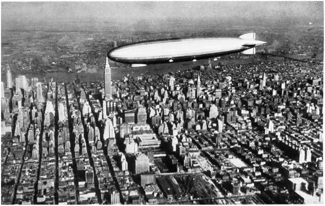 체펠린 경식 비행선. 독일의 페르디난트 체펠린(Ferdinand Graf von Zeppelin) 백작이 고안했다. 제1차 세계대전 중 폭격기로 활용되었던 긴 핫도그빵 모양을 한 체펠린(Zeppelin)은 원형적인 유선형 비행선이다. 제1차 세계대전이 끝난 후로 유럽과 미대륙 간 상업용 여객기로 인기를 끌다가 1937년 힌덴부르크 폭발 참사 이후로 운항 중지됐다. 체펠린의 유선형 몸체는 공중항해 속도와 연료 효율 면에서 최적은 아니지만 장거리 비행 대비 승객을 최다 탑승시킬 수 있다는 것이 장점이다. Image courtesy © Archiv der Luftschiffbau Zeppelin GmbH.