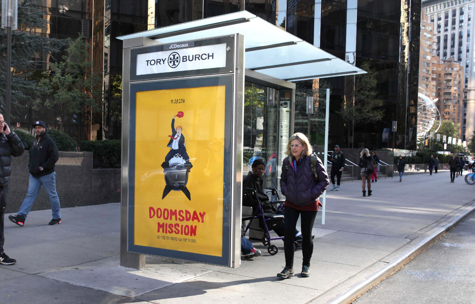 광고 중 <Doomsday Mission>는 트럼프 인터내셔널 호텔 건너편 버스정류장에 설치되었다. (사진제공: Alex Reinoso)