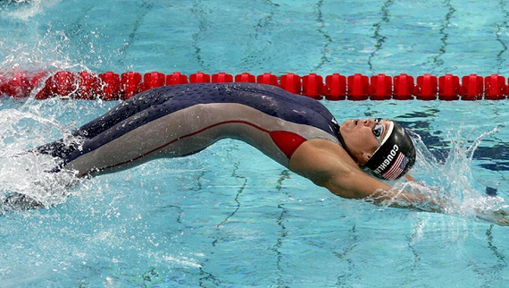 전신수영복을 착용한 선수가 힘차게 물살을 가르고 있다. (사진제공 : 국제올림픽위원회)