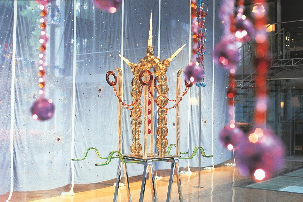 Jean-Michel Othoniel 
L’Unicorne, 2003
Blown glass and metal, 194 × 70 × 50 cm
Collection Fondation Cartier pour l’art contemporain (acq. 2004)
© Jean-Michel Othoniel
Photo © Patrick Gries