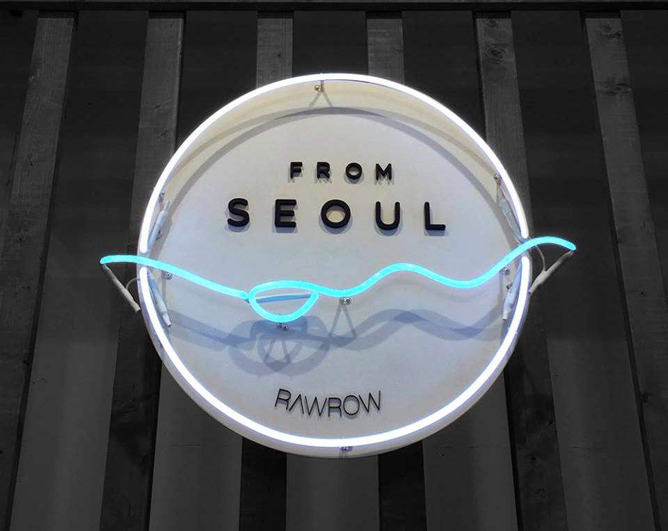 서울의 중심, 한강을 모티브로 한 로우로우 명동점의 간판