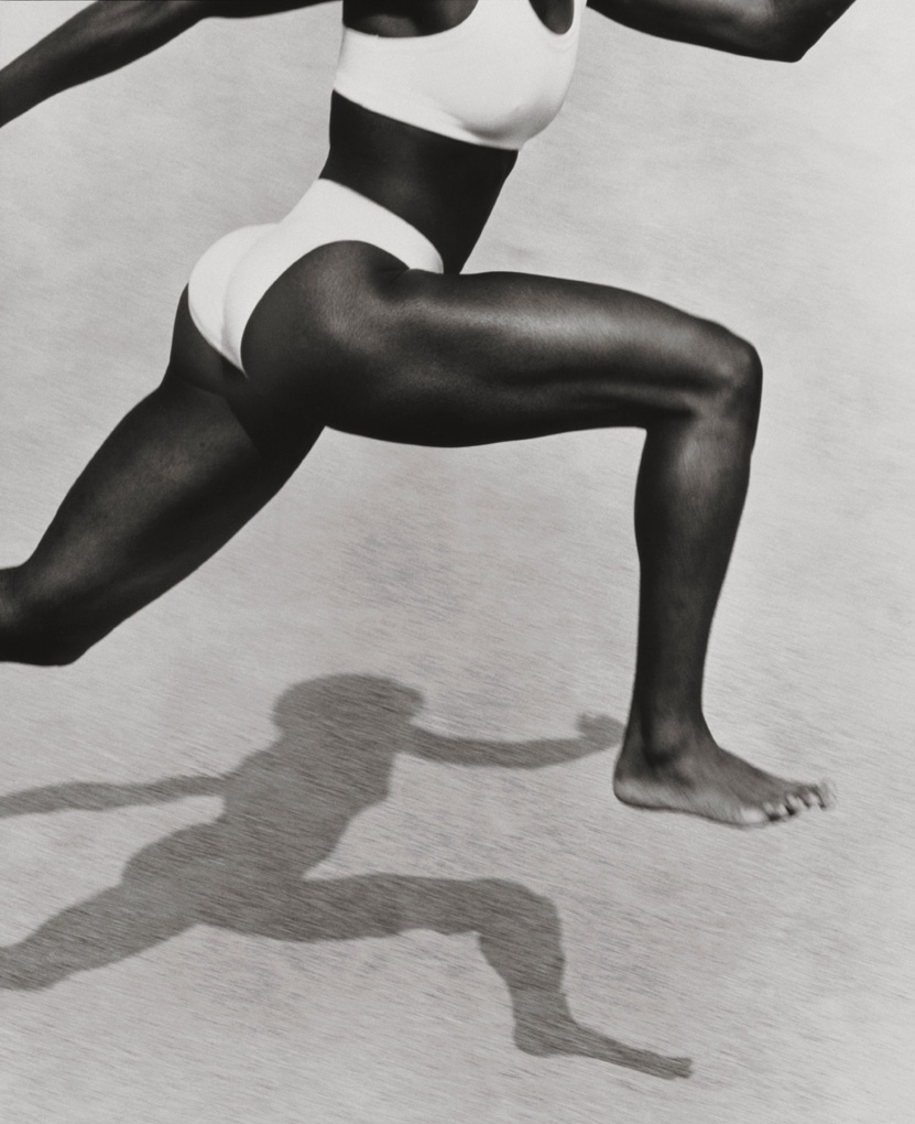 포인트 듐에서 뛰고 있는 미국 육상선수 재키 조이너 커시를 촬영한 허브 리츠(Herb Ritts), Jackie Joyner-Kersee, Point Dume, 1987. ©Herb Ritts Foundation/Trunk Archive