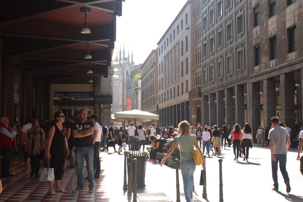 많은 사람들이 오고 가는 비토리아 엠마뉴엘레 2세(Corso Vittorio Emanuele II) 거리와 틈새로 보이는 두오모. Photos by 손민정