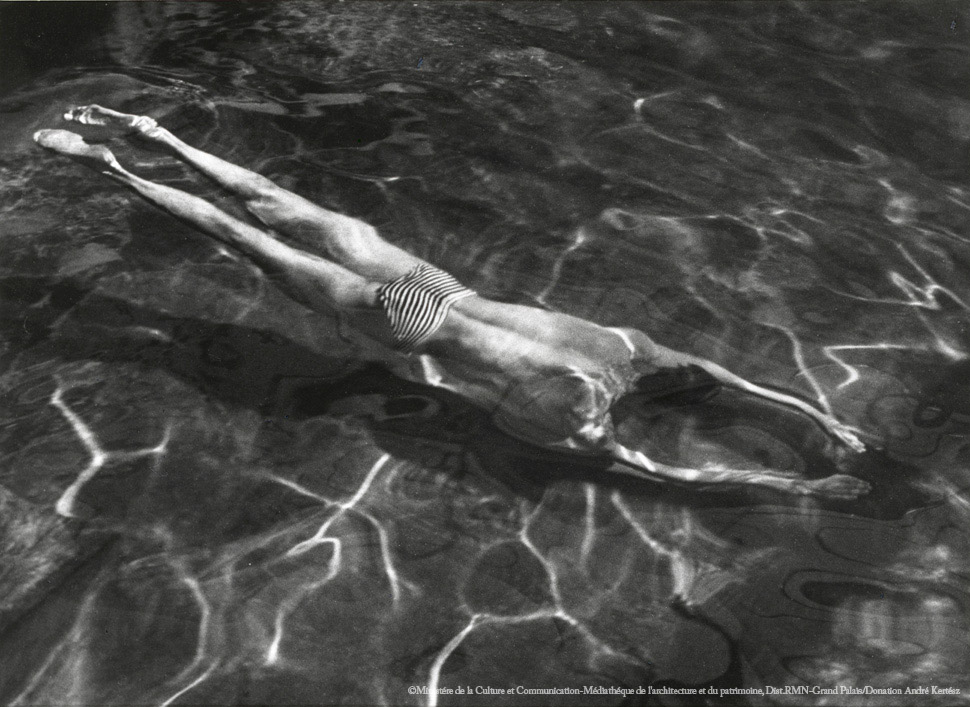 〈수영하는 사람, 헝가리(Swimmer Under Water, Esztergom, Hungary) 〉, 1917 - 하이앵글과 대각선 구도, 물의 반사로 인한 왜곡 등 아방가르드 예술의 실험적 요소가 보인다.