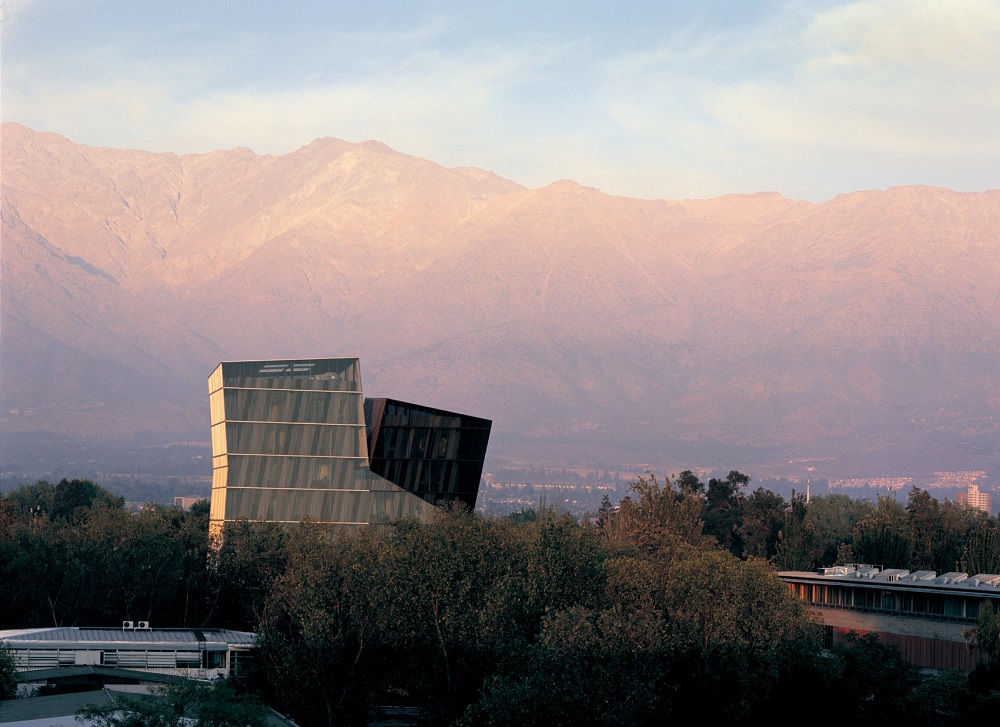알레한드로 아라베나, 〈Siamese Towers〉, San Joaquín Campus, Universidad Católica de Chile, Santiago, Chile, University classrooms and offices, 2005