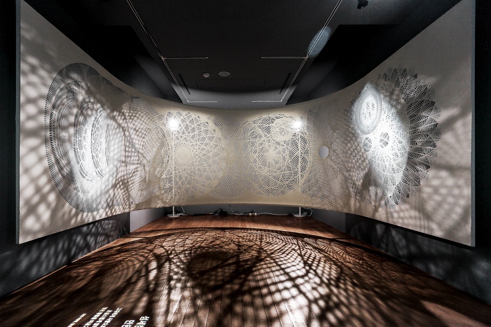 두 번째 공간 ‘섬세한 손길이 만든 햇살’에 설치된 타히티 퍼슨의 작품