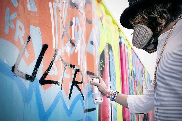 울트라 코리아 2015에 내한했던 알렉 모노폴리의 라이브 페인팅 모습(사진제공: 울트라 뮤직 페스티벌 코리아)