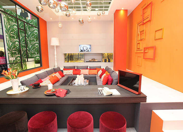 디자이너 최선희는 브릭 오렌지/화이트 컬러를 활용, 40대 주부를 위한 소통공간이자 따뜻한 리빙룸을 큐레이팅했다.(사진제공: 서울리빙디자인페어) 