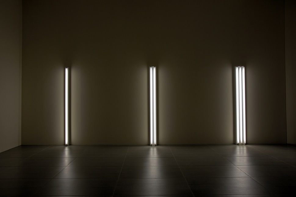 〈The Nominal Three (to William of Ockham), 유명론의 셋 (윌리엄 오캄에게)〉, 1963, Fluorescent light and metal fixtures, 243.8 x 10.2 x 12.7 cm, 243.8 x 20.3 x 12.7 cm, 243.8 x 30.5 x 12.7 cm ⓒ 롯데뮤지엄