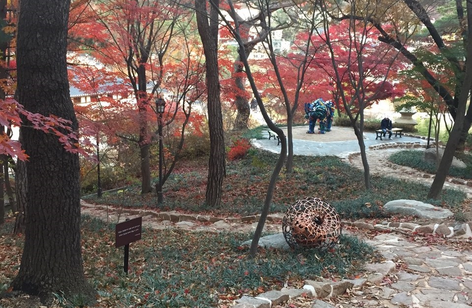 단풍이 그야말로 장관이다. 조각 작품은 마치 자연의 일부인 듯 잘 어울린다.