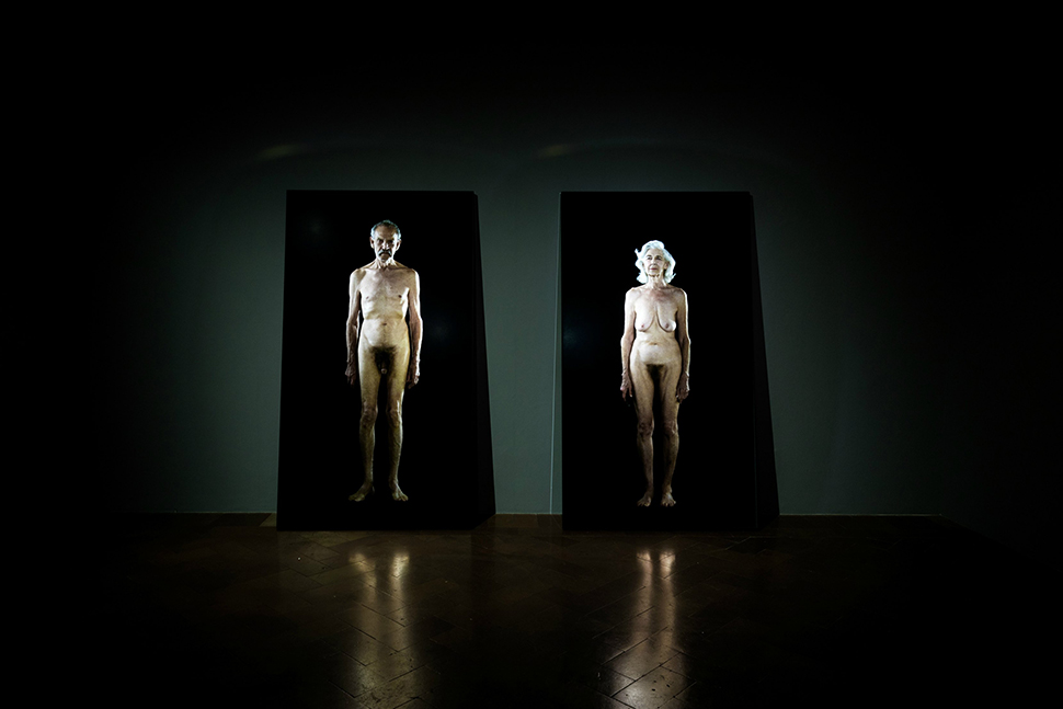 2013년도 작 〈man searching for immortality/woman searching for eternity〉에서 루카스 크라나흐(Lukas Cranach) 〈아담과 이브〉(1528)와 유사점을 발견할 수 있다. 이번 전시에서는 르네상스 미술에서 영향받은 빌 비올라의 작품 세계를 알 수 있다. 전시 제목이 ‘일렉트로닉 르네상스’인 이유다.