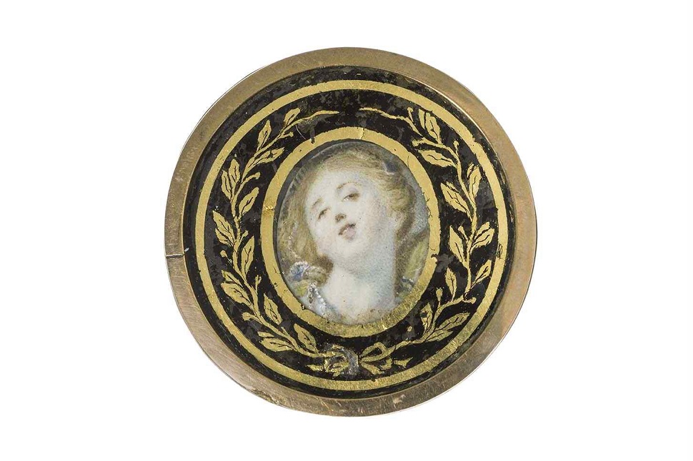 <프라고나르 양식의 여성 초상>, 1760년경, 프라고나르 양식의 그림, 종이에 구아슈, 후면에 금박가공한 유리틀 ⓒLes Arts Décoratifs, Paris