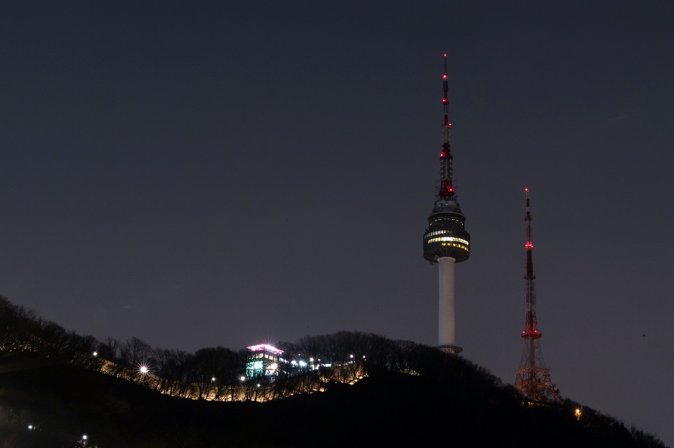2017년 어스아워에 참여한 N 서울타워(사진제공: WWF)