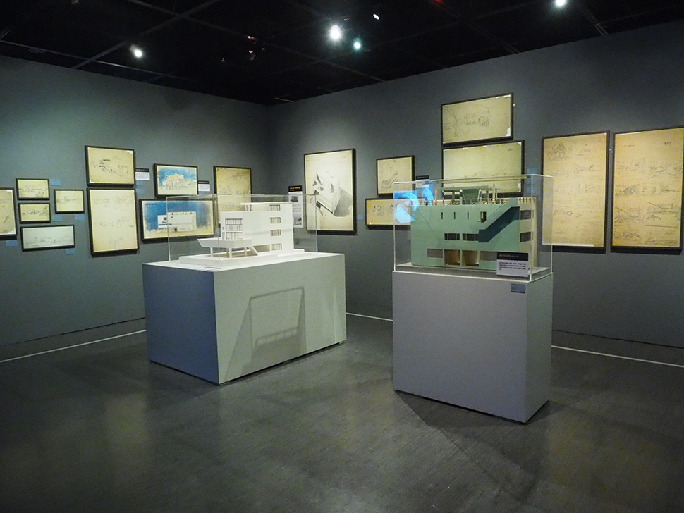르 코르뷔지에의 건축 모형과 함께 드로잉, 메모, 회화 작품 등 총 500여 점의 자료들이 전시된다. 