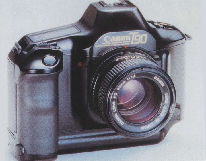 루이지 꼴라니가 캐논을 위해 디자인한 최초의 카메라 ‘캐논 T90’(1983). 바이오 디자인을 설명하는 완벽한 사례가 된 디자인으로 그가 제시한 인체공학적 형태는 카메라 디자인의 이정표가 되어 오늘날 거의 모든 카메라에 적용됐다. 